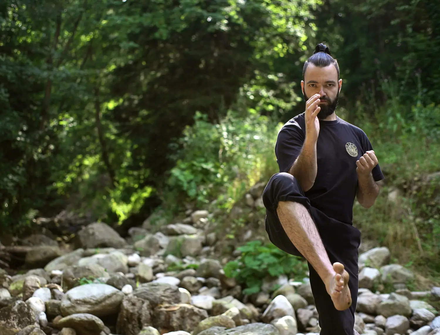 Ćwiczenie Wing Tsun w plenerze: postawa z osłoną i uniesionym kolanem