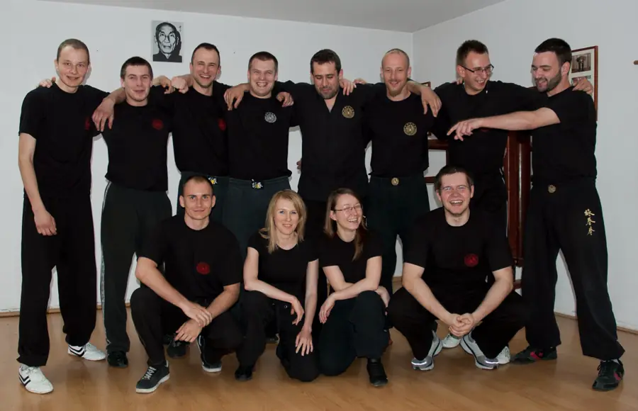 Grupa ćwiczących w sali treningowej stowarzyszenia