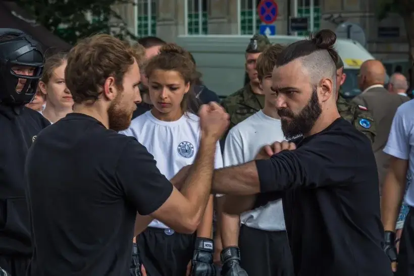 Grupa ćwicząca Wing Tsun na sali treningowej w Poznaniu